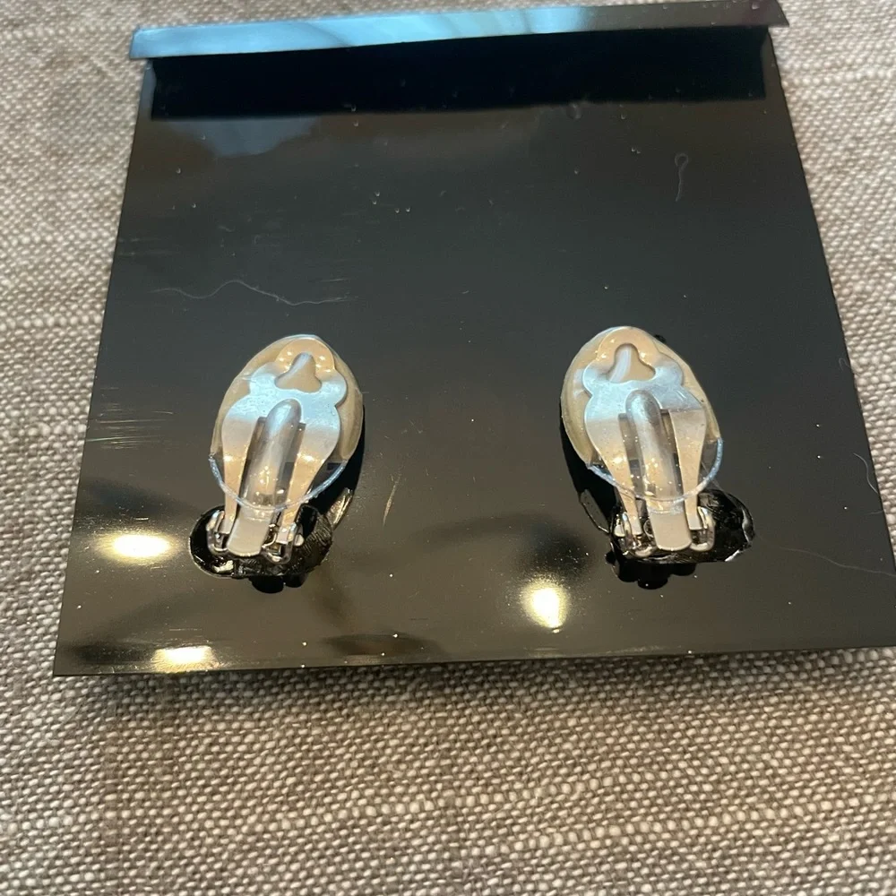 Dolphin Ore Gold Flower Earrings